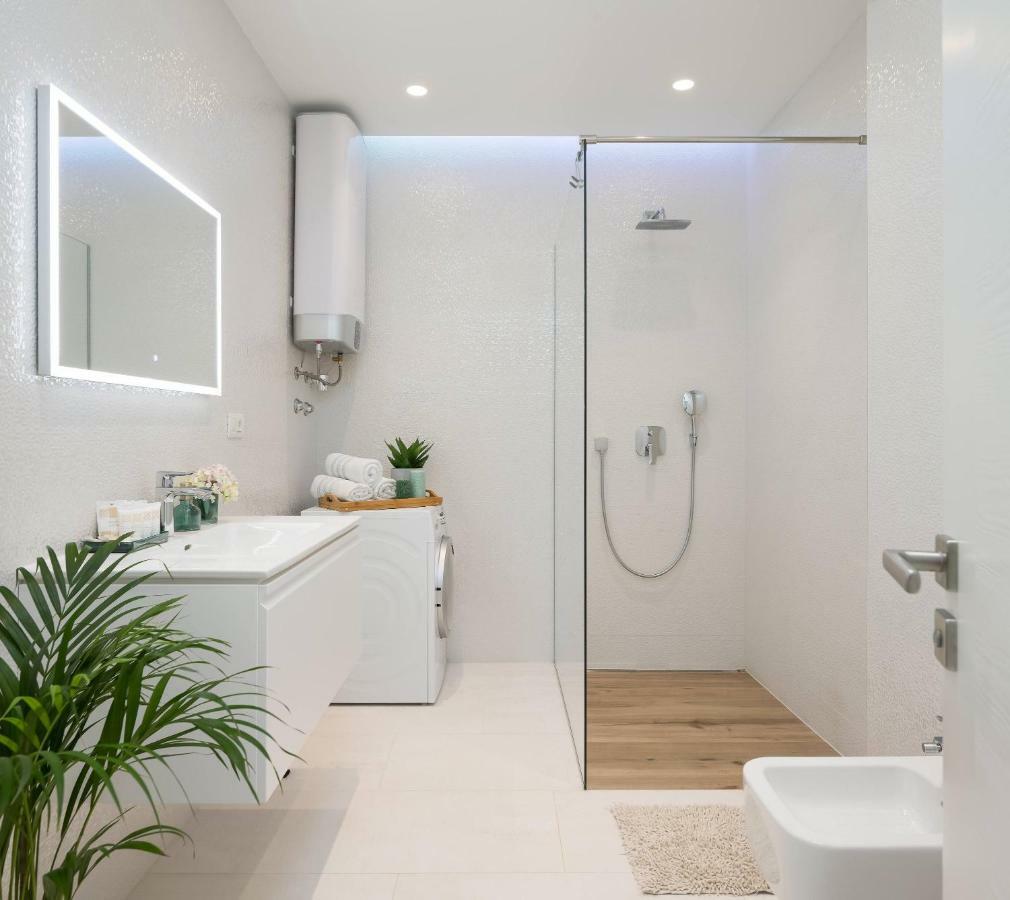 Luxury Design Beach Front Apartment ซูโกชัน ภายนอก รูปภาพ