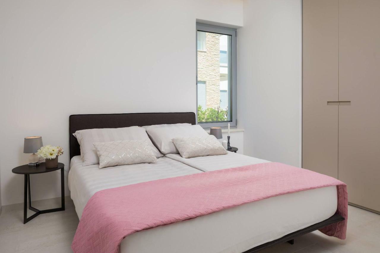 Luxury Design Beach Front Apartment ซูโกชัน ภายนอก รูปภาพ
