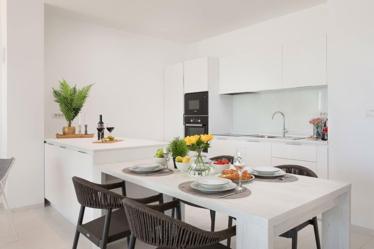 Luxury Design Beach Front Apartment ซูโกชัน ภายนอก รูปภาพ